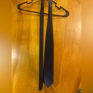 Men’s “BASIC ELEMENT” dark blue tie.